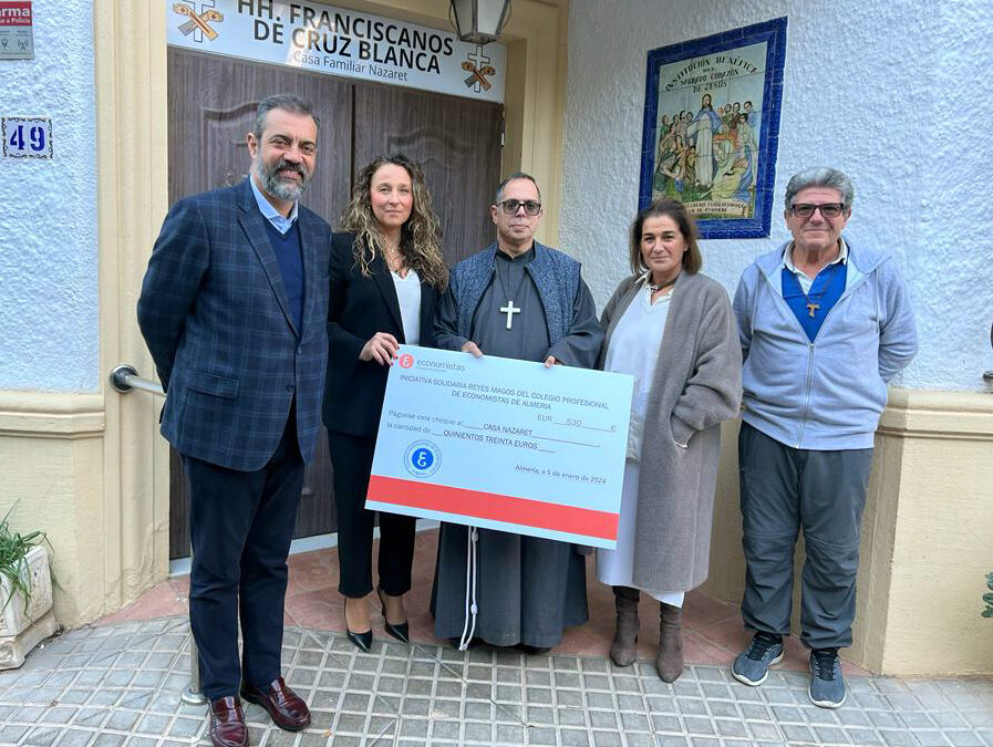 El Colegio de Economistas entrega a Casa Nazaret las donaciones recolectadas por los Reyes Magos