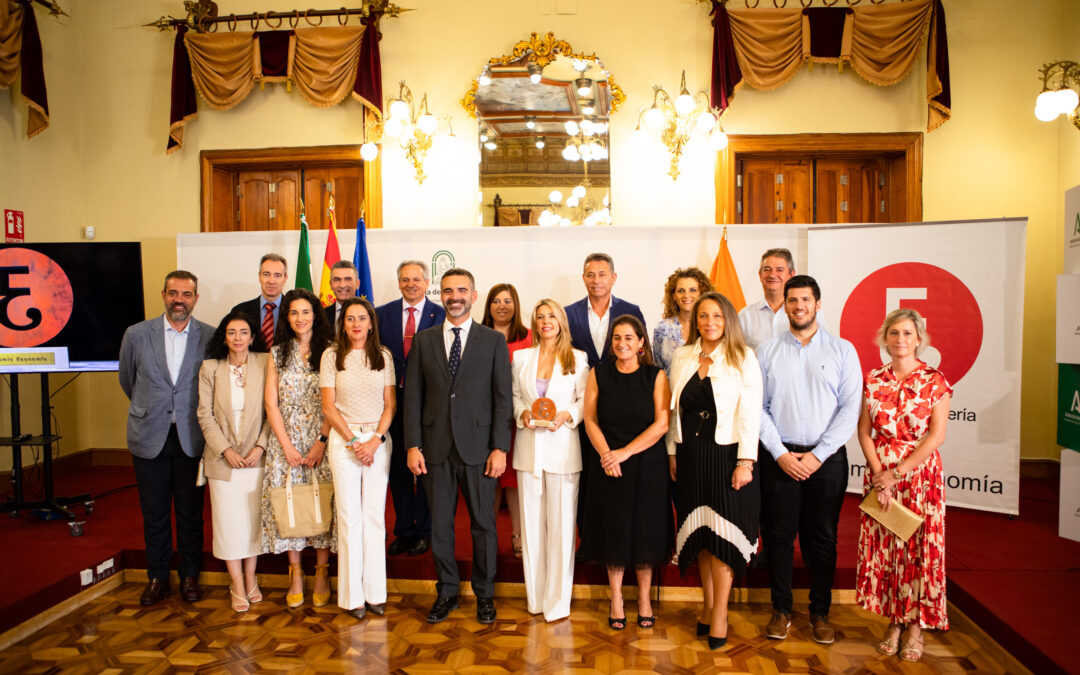 El Colegio premia a María Dolores Morales, pionera de la sostenibilidad y concienciación social