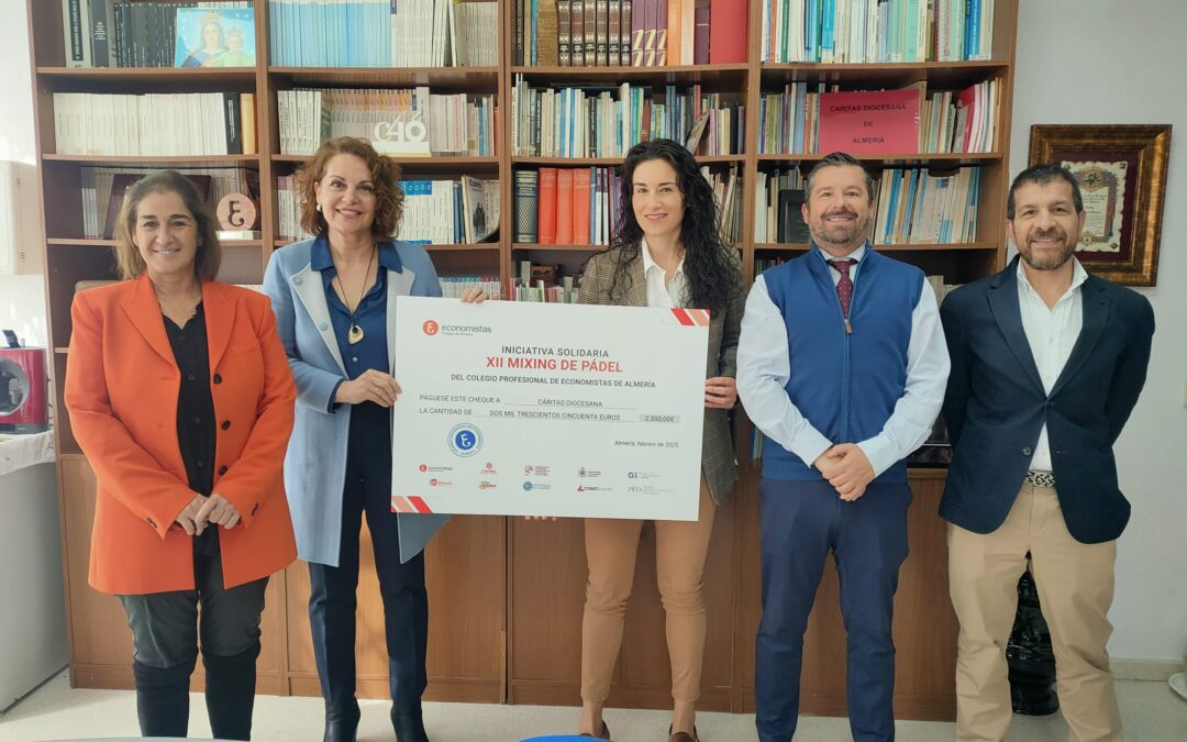 El Colegio Profesional de Economistas de Almería entrega un cheque solidario de 2.350 € a Cáritas para los damnificados por la DANA en Valencia