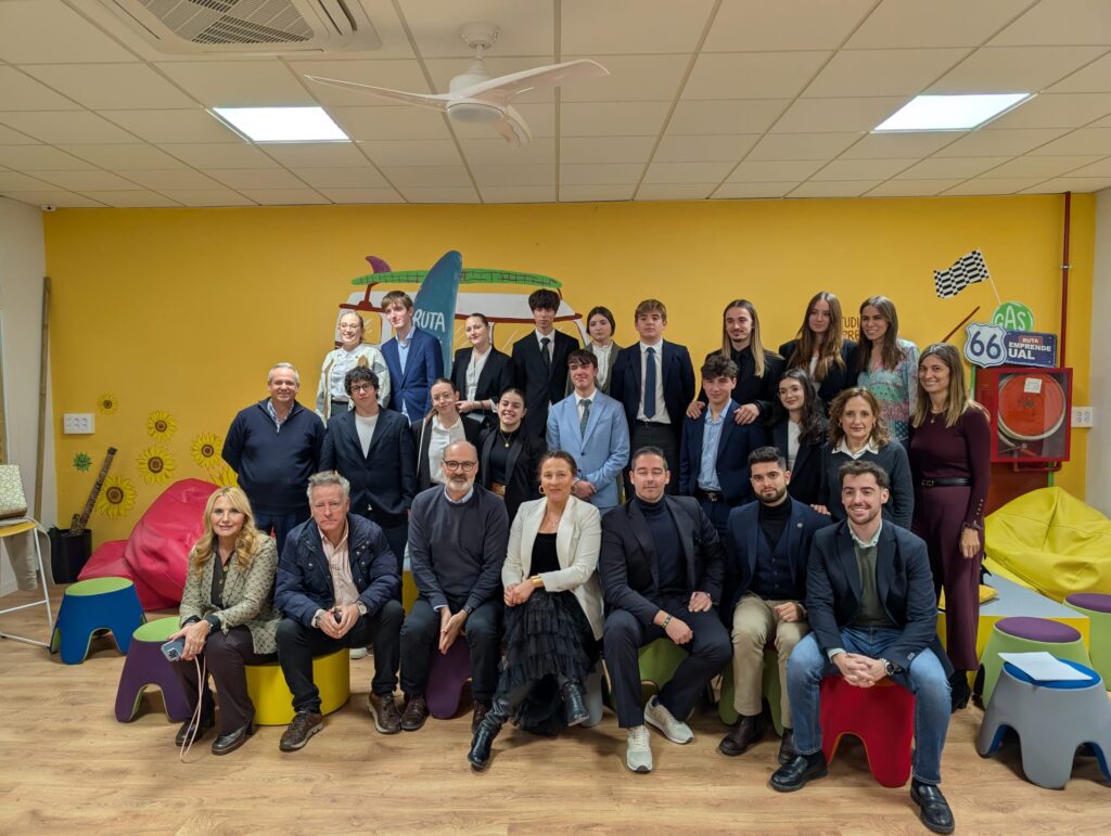 Fotografía grupal de estudiantes y profesionales en jornada educativa
