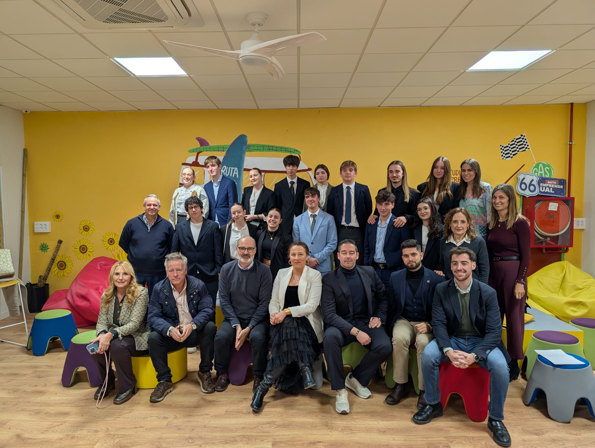 Fotografía grupal de estudiantes y profesionales en jornada educativa