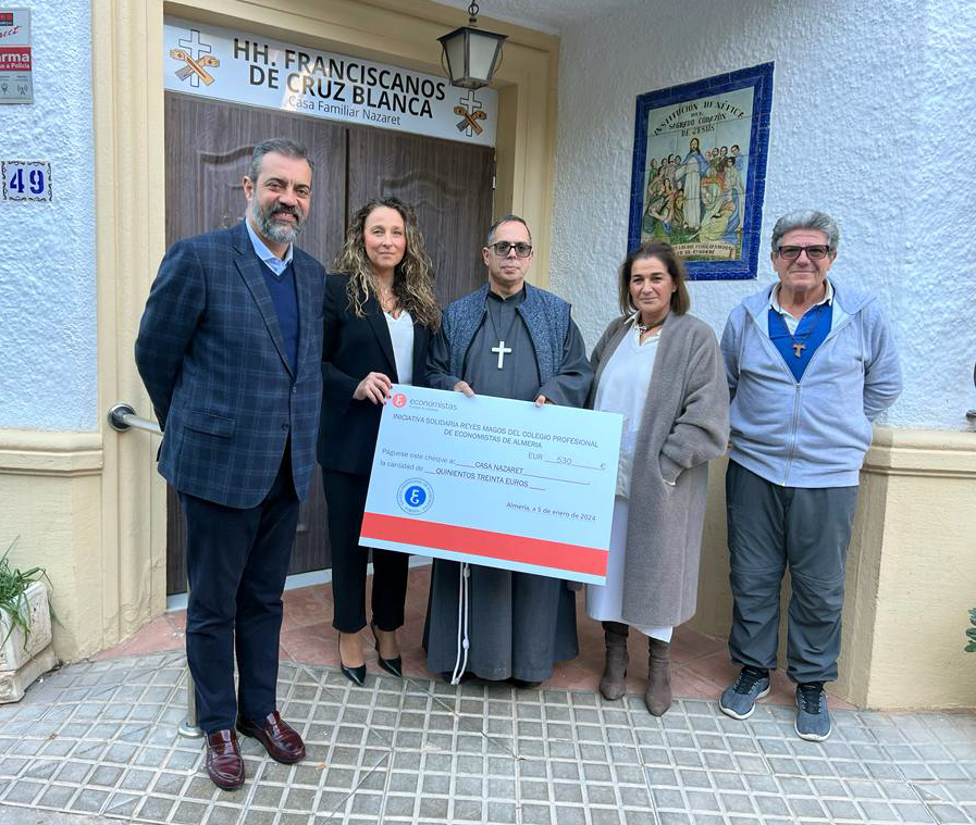 Entrega solidaria del Colegio de Economistas de Almería a la Casa Familiar Nazaret