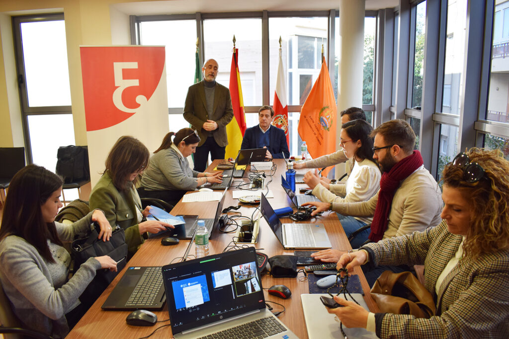 Jornada de formación digital con profesionales trabajando en portátiles