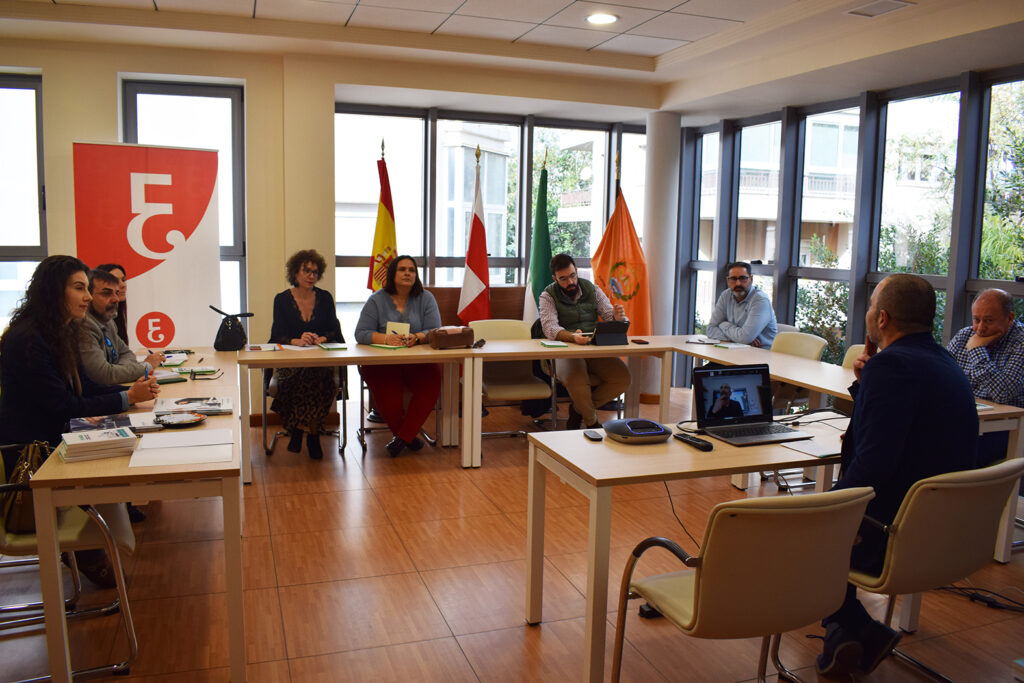Reunión profesional en sala de juntas del Colegio de Economistas de Almería