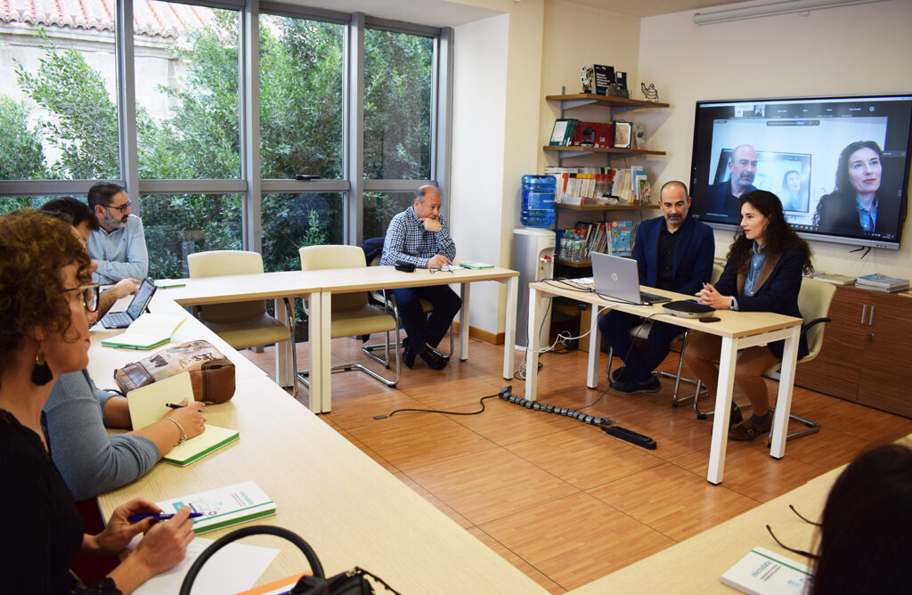 Formación en la sala de juntas del colegio de economistas de Almería