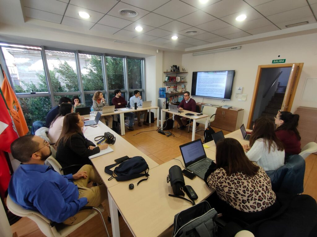 Formación en la sala de juntas del colegio de economistas de Almería