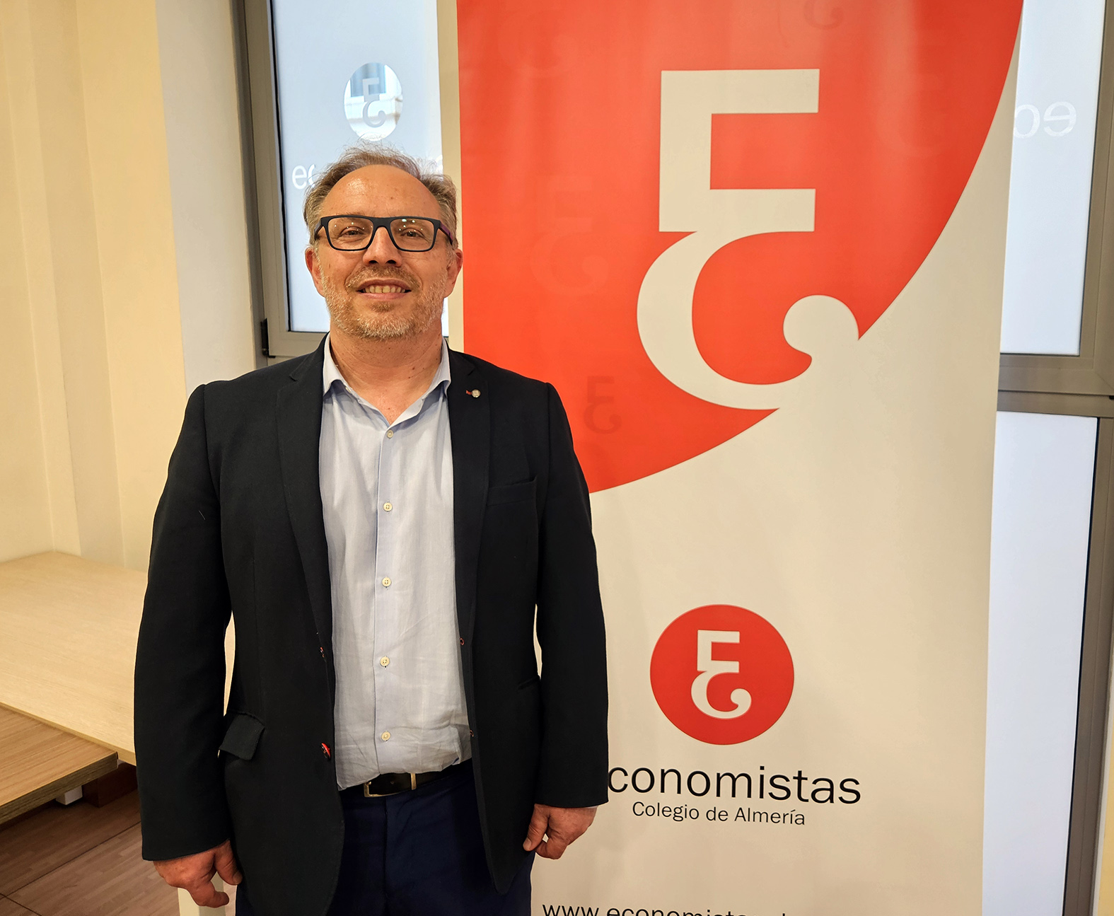 Miembro del Colegio de Economistas posando en evento institucional