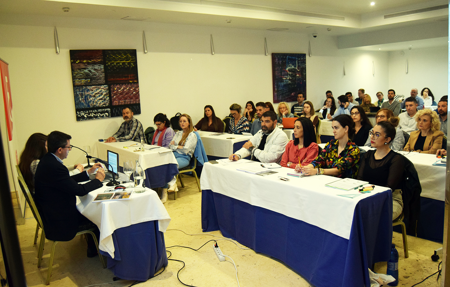 Jornada formativa para profesionales en sala de conferencias