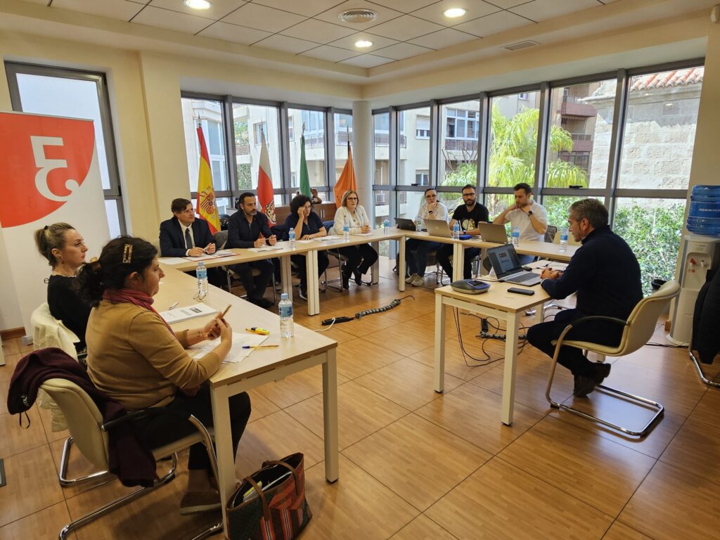 Junta en la sala de juntas del colegio de economistas de Almería