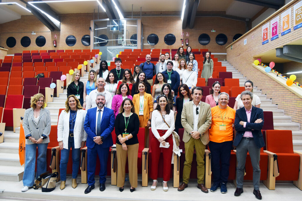 Fotografía grupal en auditorio durante jornada formativa y universitaria