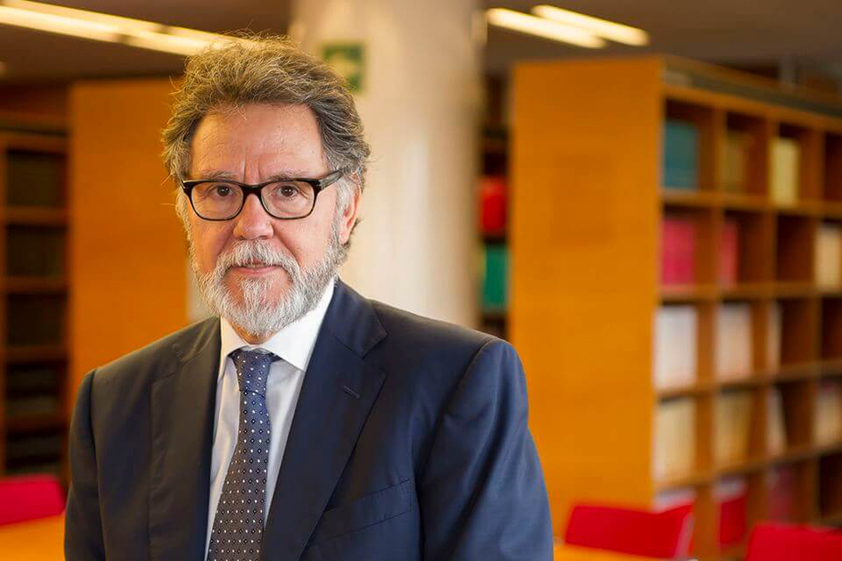 Retrato profesional de ejecutivo en oficina corporativa moderna