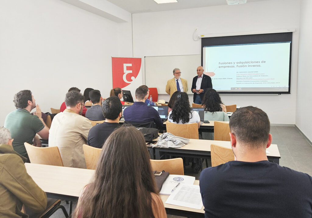 Clase magistral sobre fusiones y adquisiciones de empresas en aula universitaria