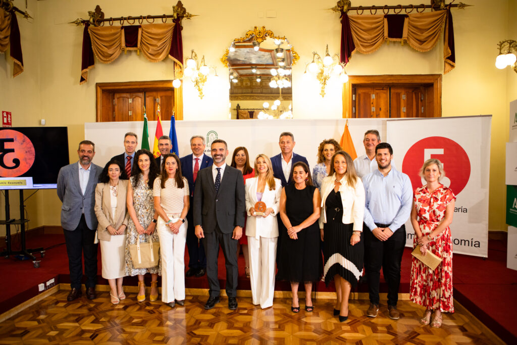 Fotografía institucional de entrega de premios del Colegio de Economistas de Almería