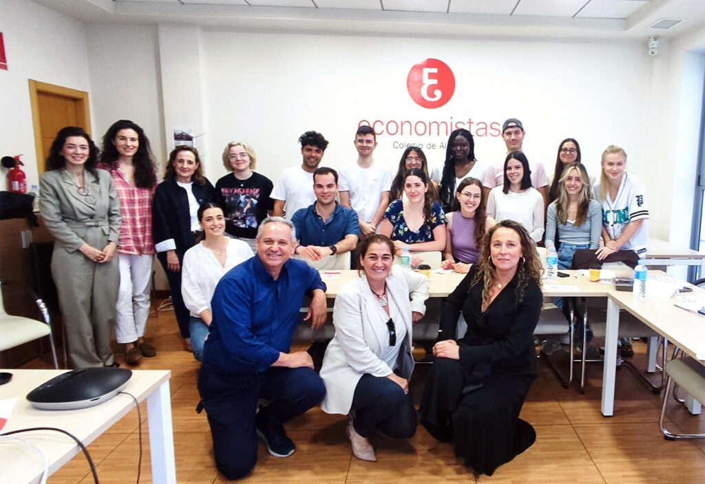 Fotografía grupal de estudiantes y profesionales en jornada formativa
