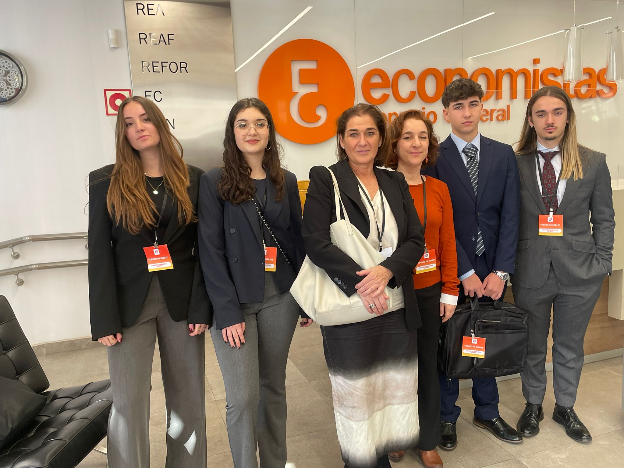 Grupo de estudiantes y docentes en el Colegio de Economistas de Almería