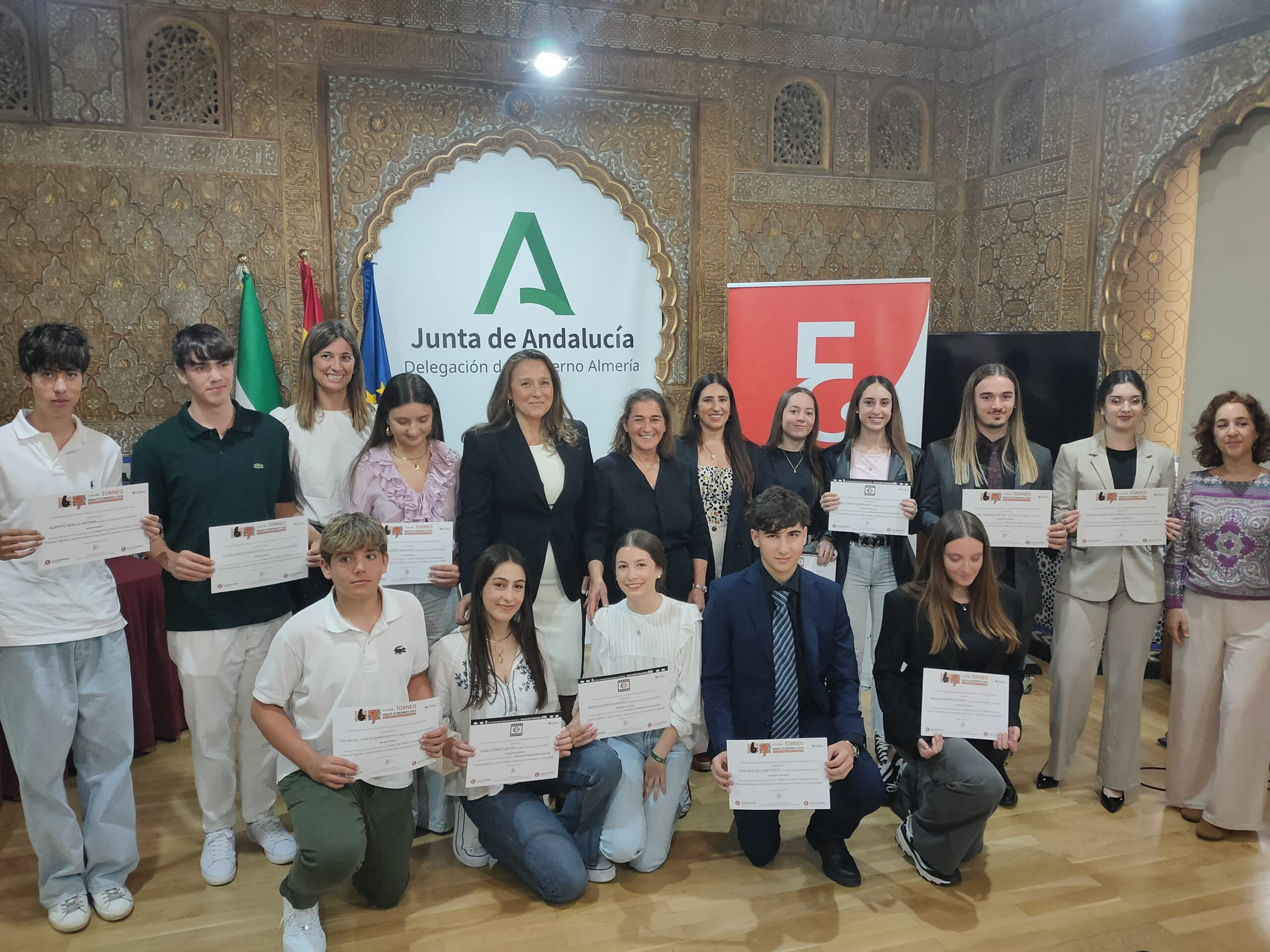 Entrega de diplomas a estudiantes en acto institucional de Andalucía