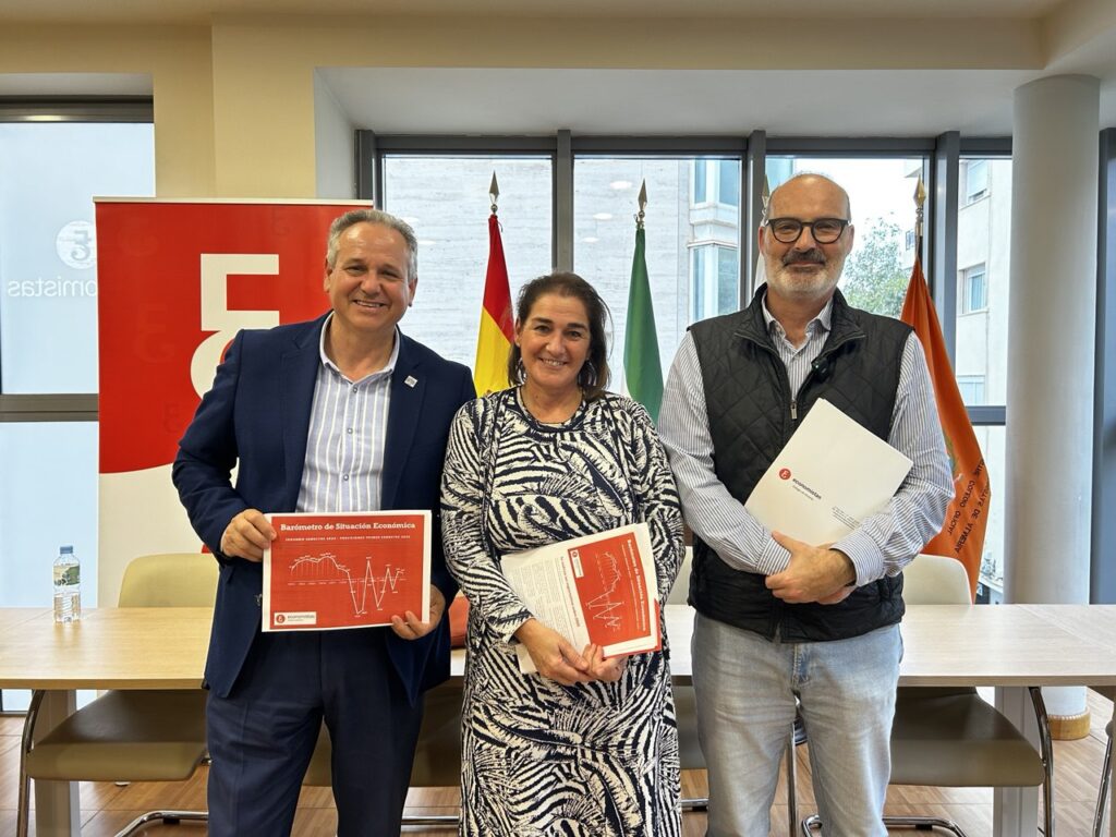 Representantes del Colegio de Economistas de Almería presentando informe económico