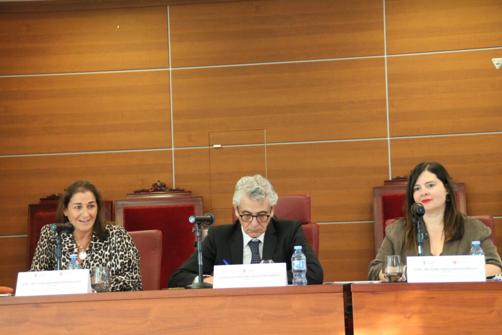 Mesa redonda institucional con representantes del ámbito económico y académico