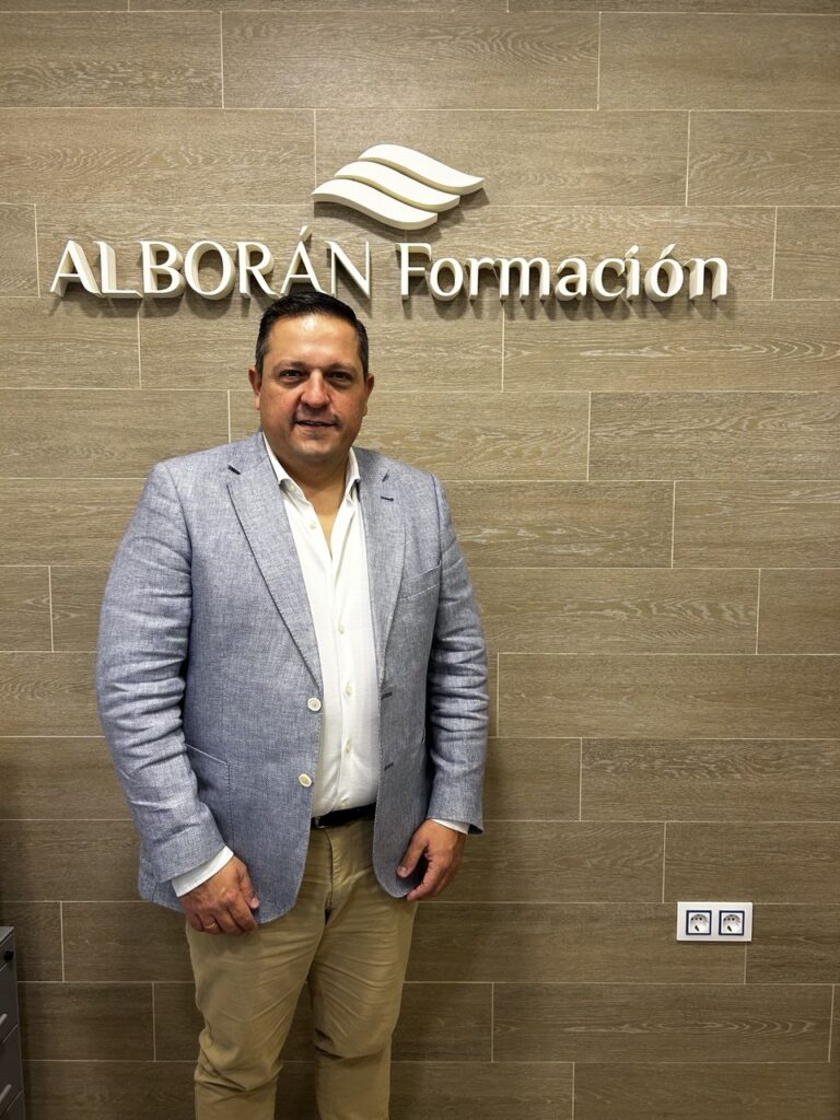 Imagen de Miguel Ángel González junto al logotipo de Alborán Formación