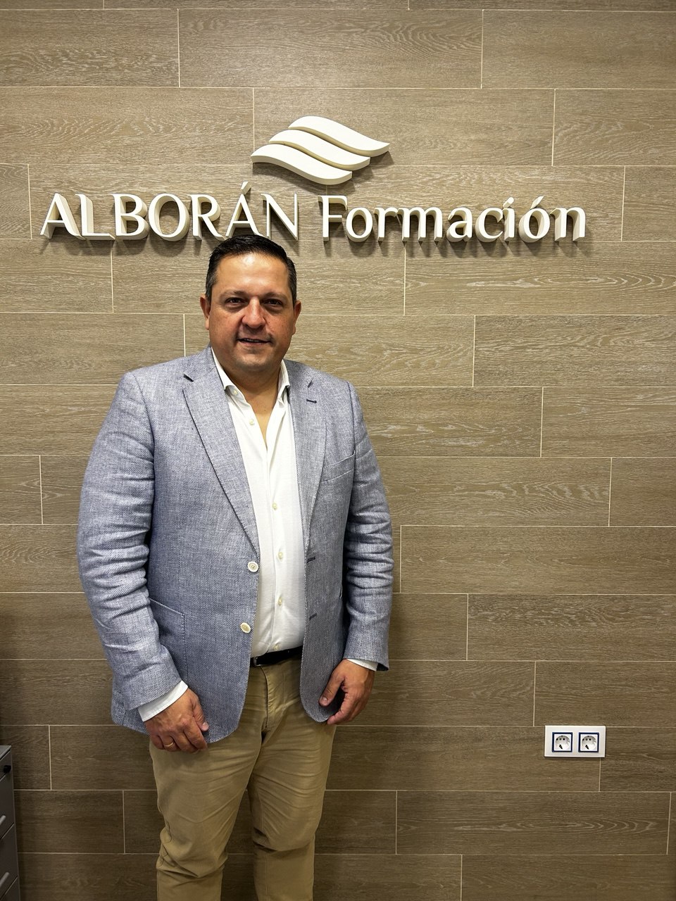 Imagen de Miguel Ángel González junto al logotipo de Alborán Formación