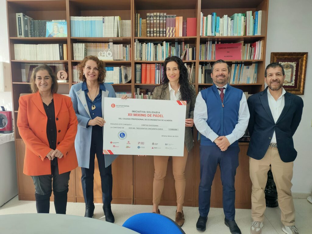 Entrega solidaria de recaudación benéfica del Colegio de Economistas de Almería