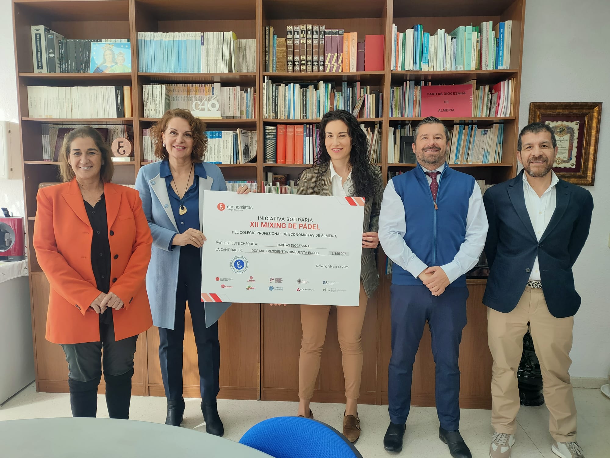 Entrega solidaria de recaudación benéfica del Colegio de Economistas de Almería