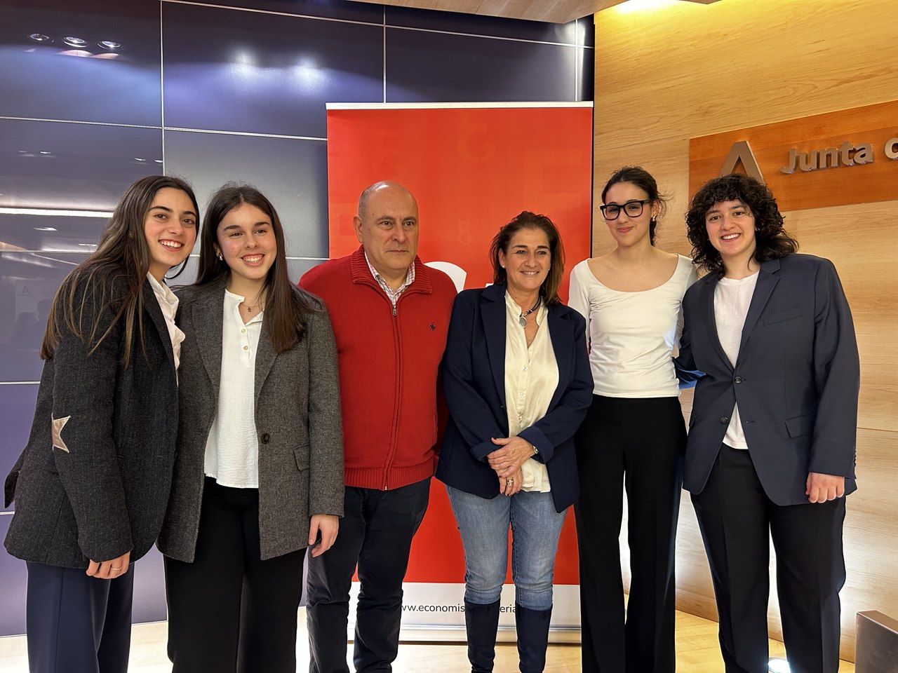 Grupo de estudiantes y representantes institucionales en evento educativo