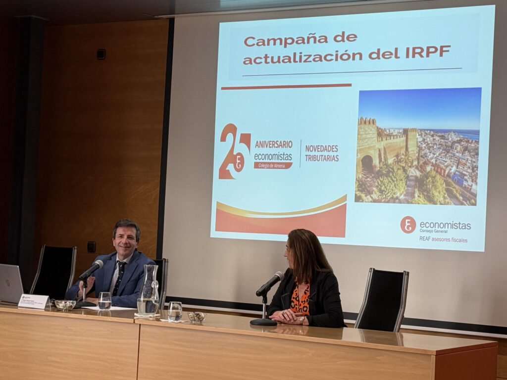 Decana hablando en rueda de prensa