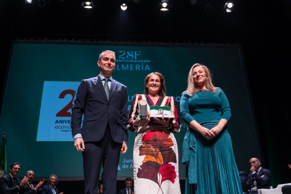 Imagen de nuestra Decana recibiendo el premio