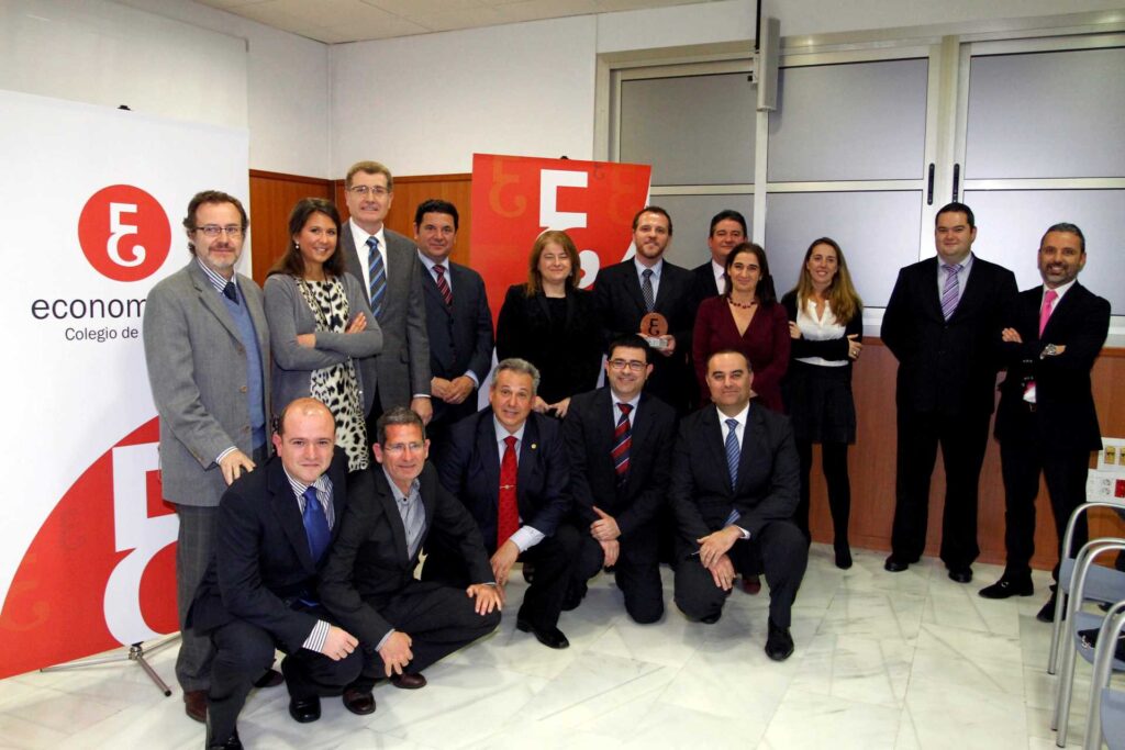 Foto de un grupo de mujeres y hombres con un premio