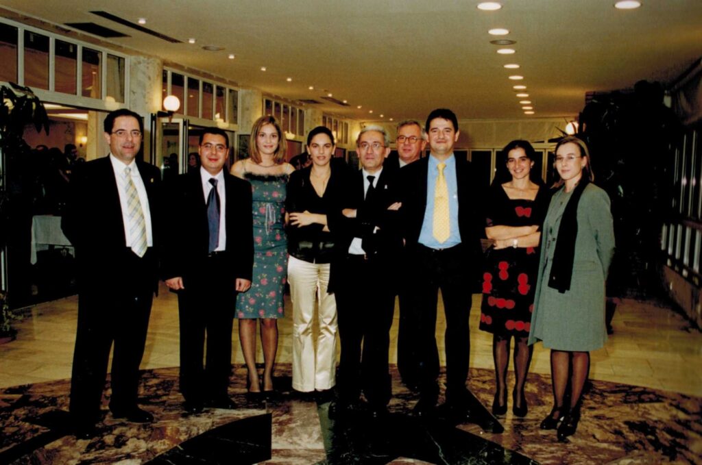 Foto de un grupo de hombres y mujeres dentro de un edificio