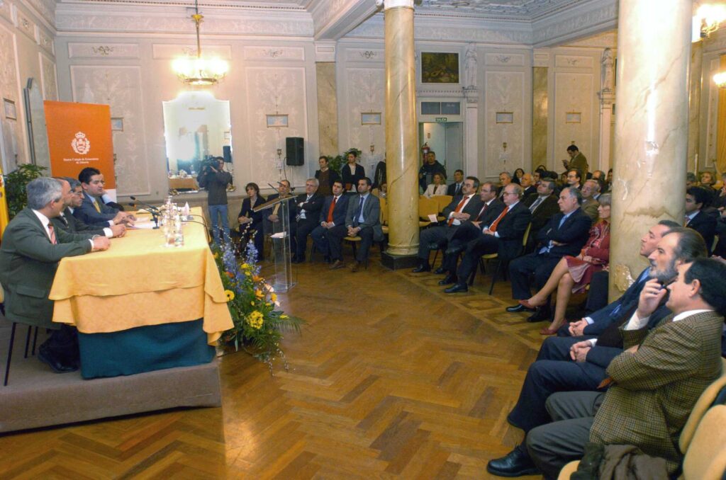 Foto de una sala de reuniones con hombres y mujeres atendiendo a los premios