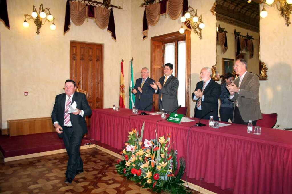 Foto de hombres aplaudiendo a un hombre que ha ganado un premio
