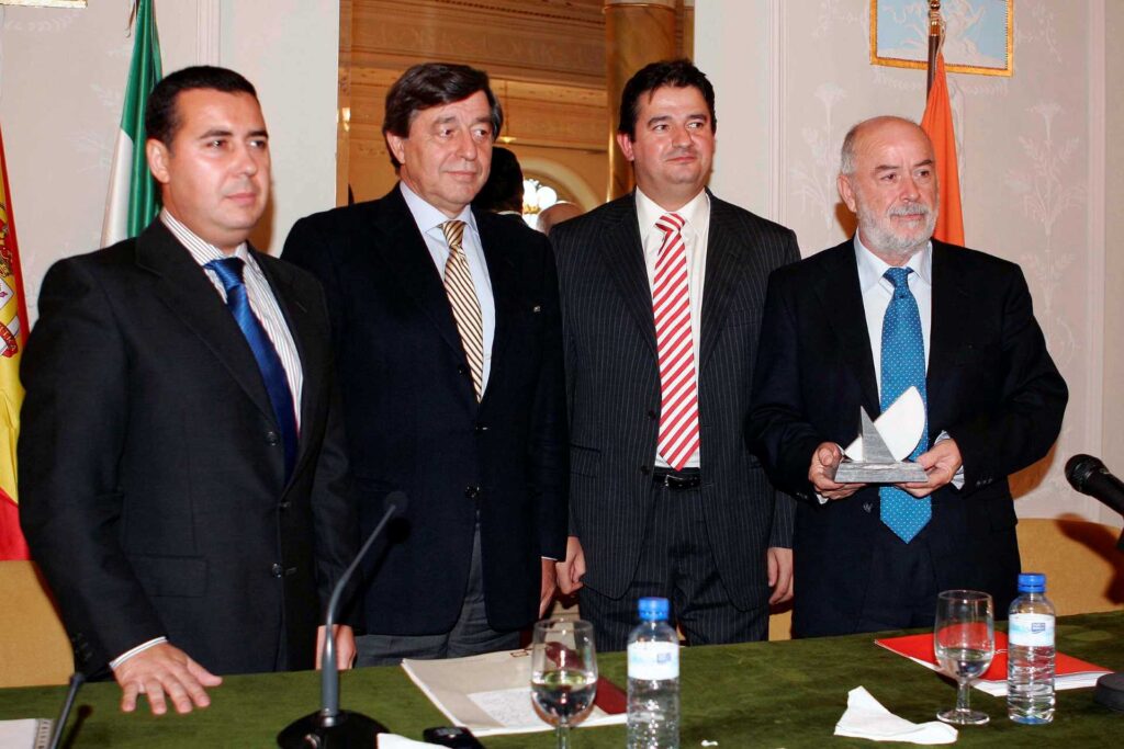 Foto de los anunciantes y uno de ellos con un premio en las manos