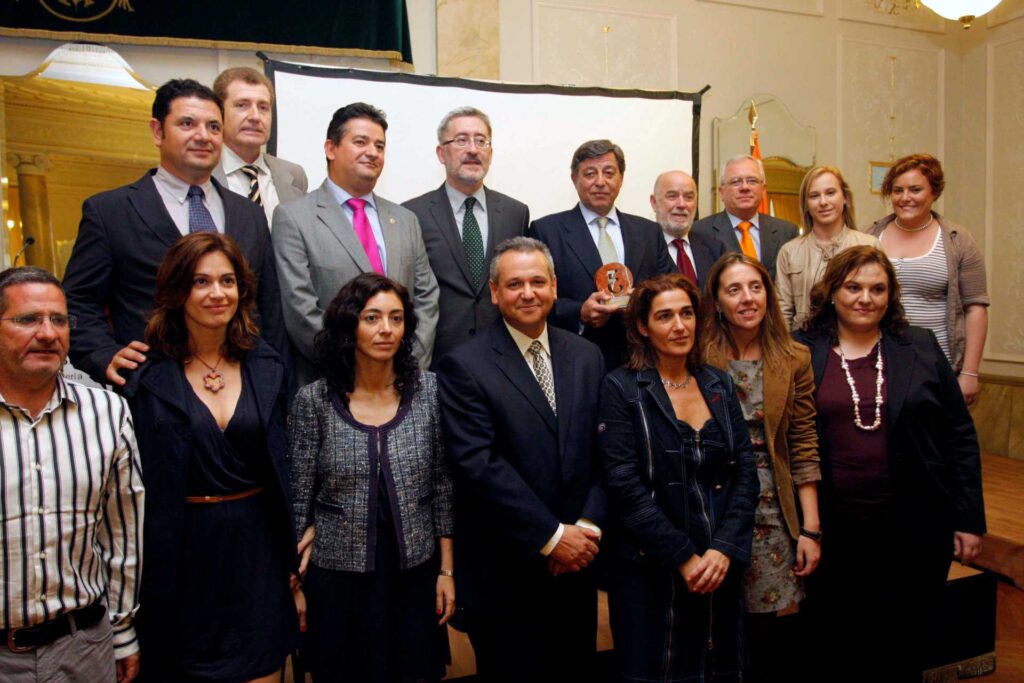 Foto de un grupo de hombres y mujeres con un premio