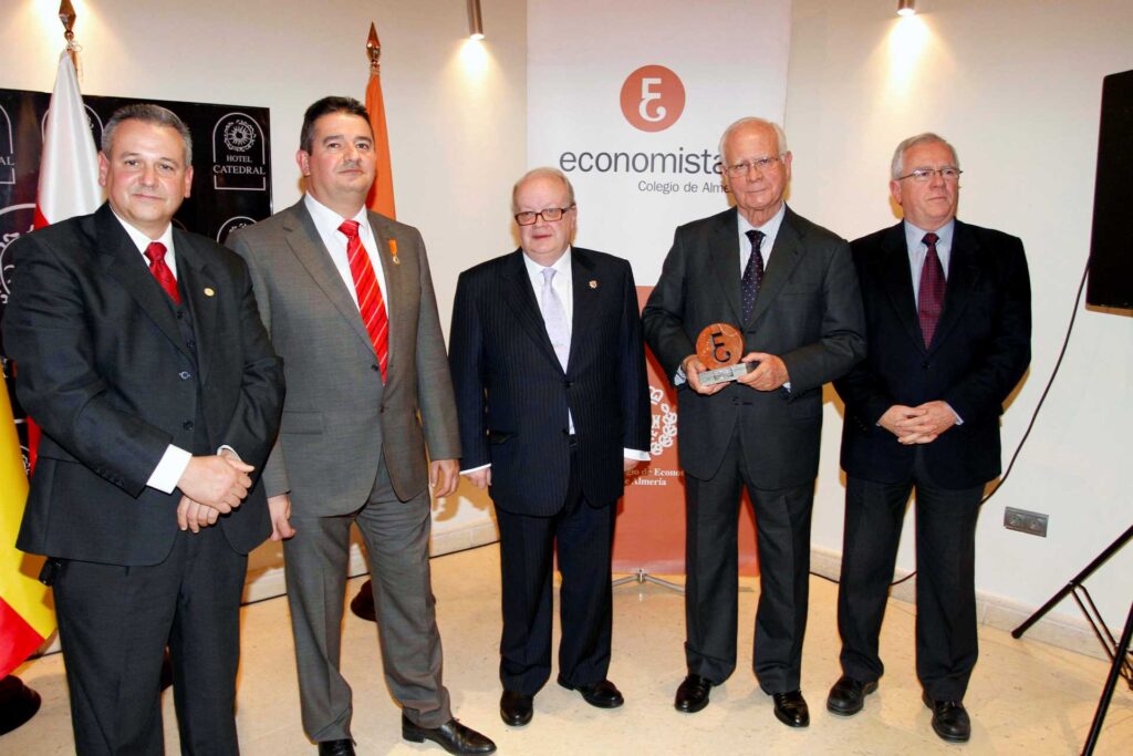 Foto de cinco hombres con un premio