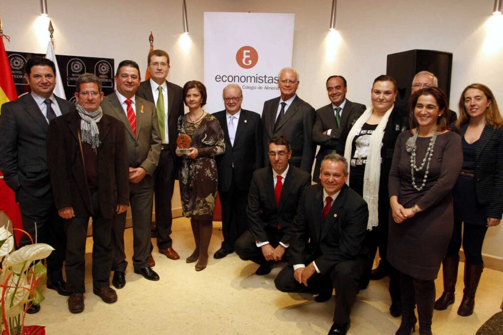 Foto de un grupo de hombres y mujeres con un premio