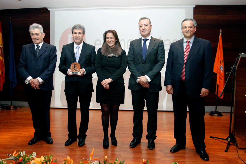 Foto de cuatro hombres y una mujer con un premio