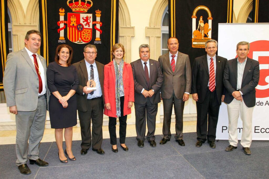 Foto de un grupo de mujeres y hombres con un premio