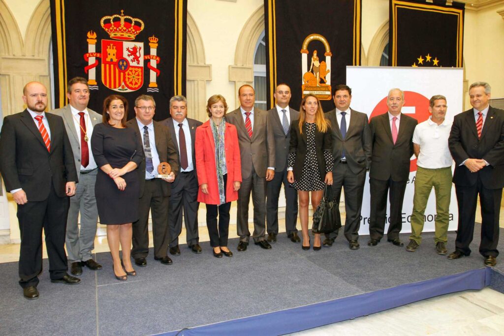 Foto de un grupo de mujeres y hombres con un premio