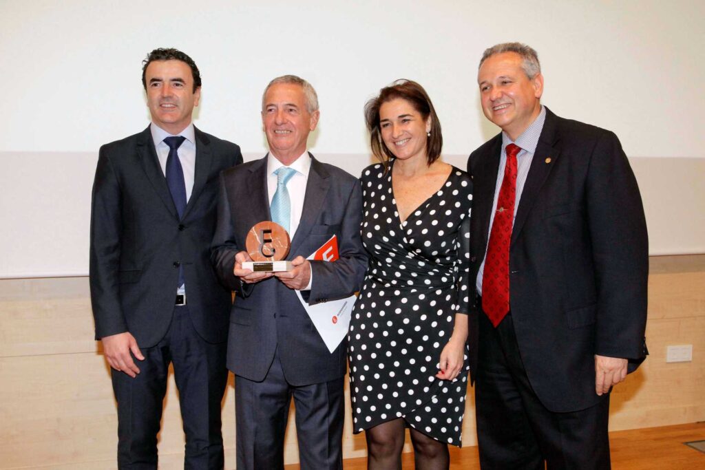 Foto de una mujer y tres hombres con un premio