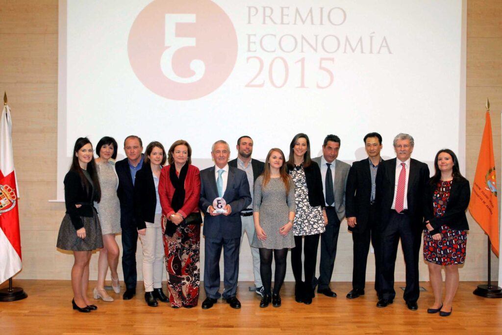 Foto de un grupo de mujeres y hombres con un premio