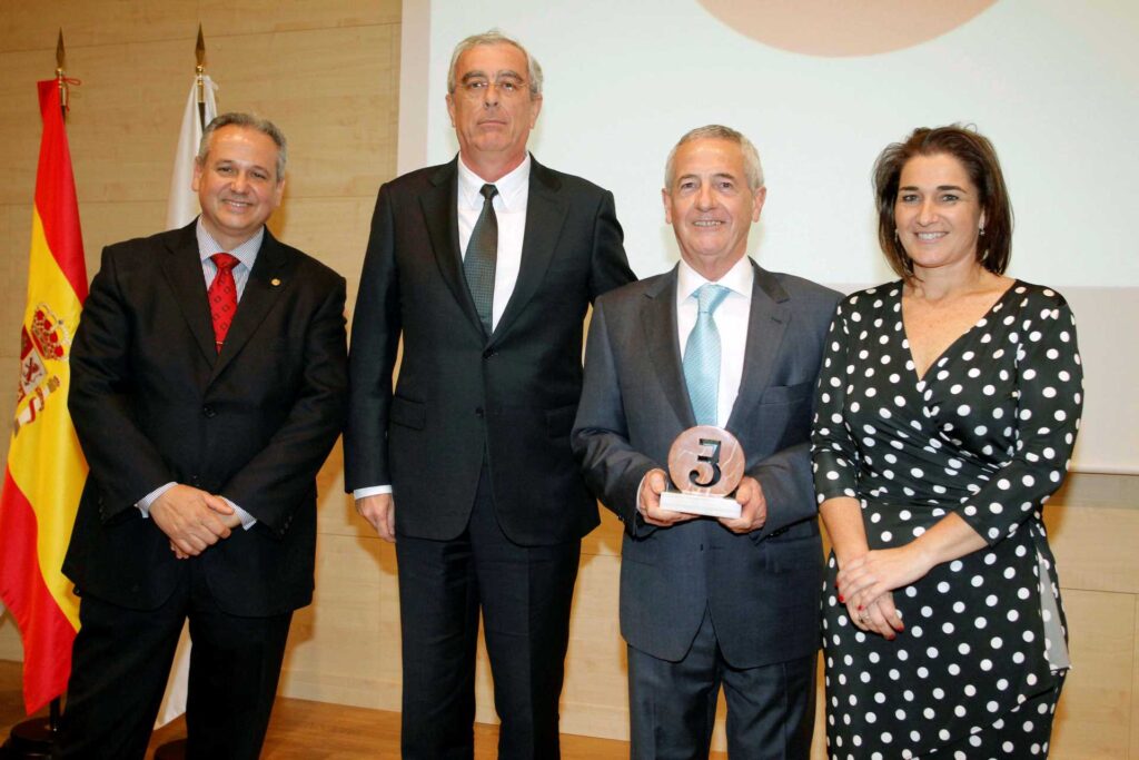 Foto de una mujer y tres hombres con un premio