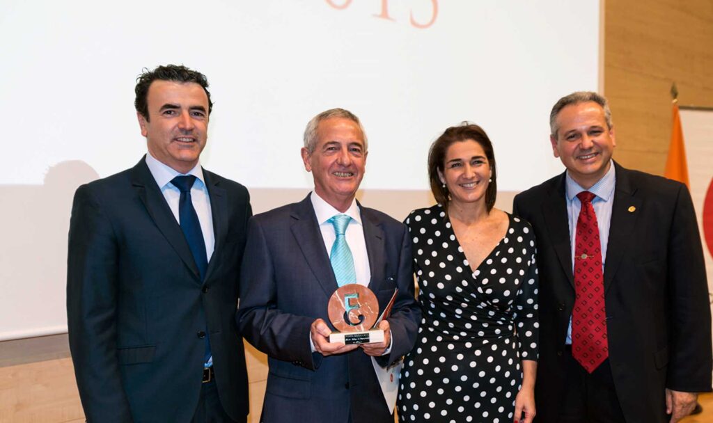 Foto de una mujer y tres hombres con un premio