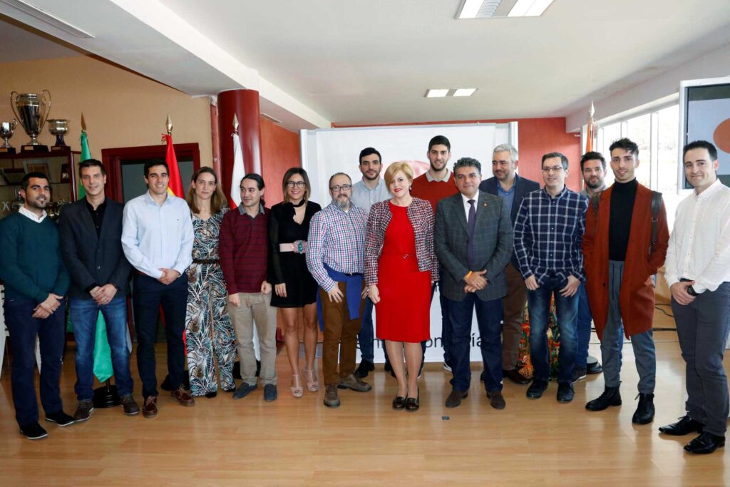 Foto de un grupo de hombres y mujeres