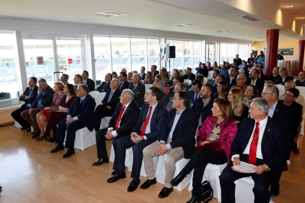 Foto de una sala con hombres y mujeres atendiendo