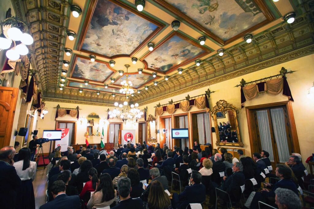 Foto de una sala con hombres y mujeres atendiendo