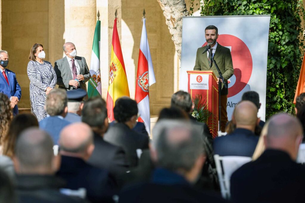 Foto de un hombre dando un discurso