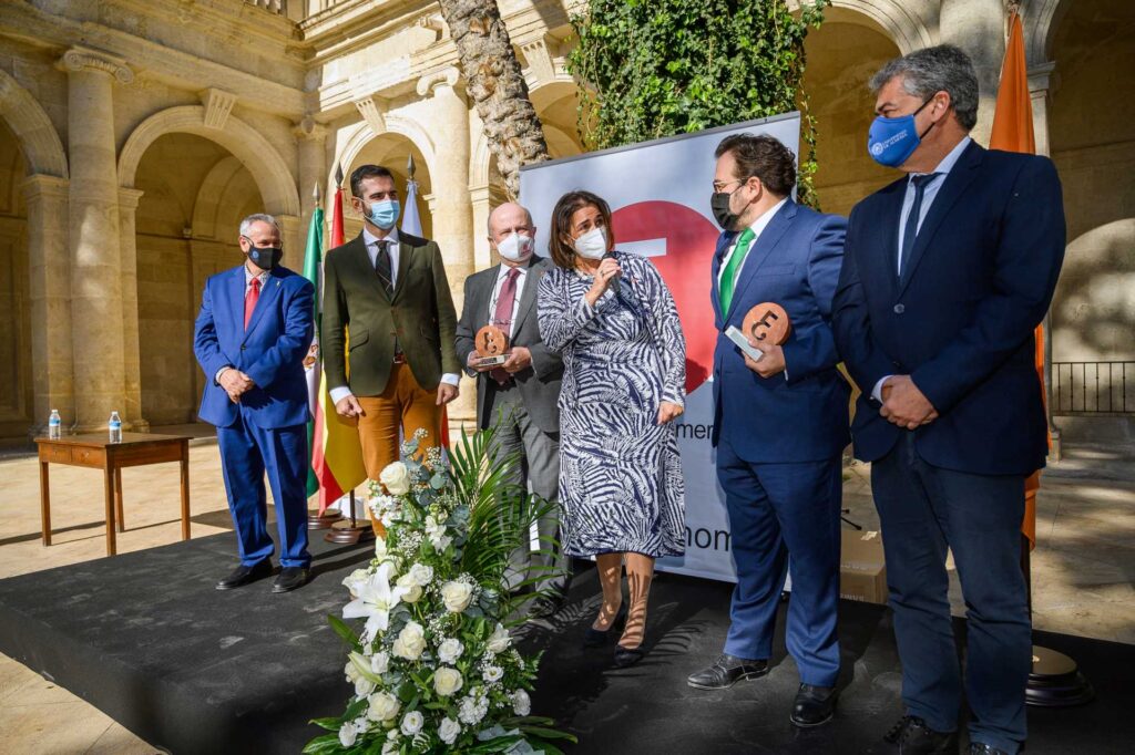 Foto de una mujer y cinco hombres con un premio