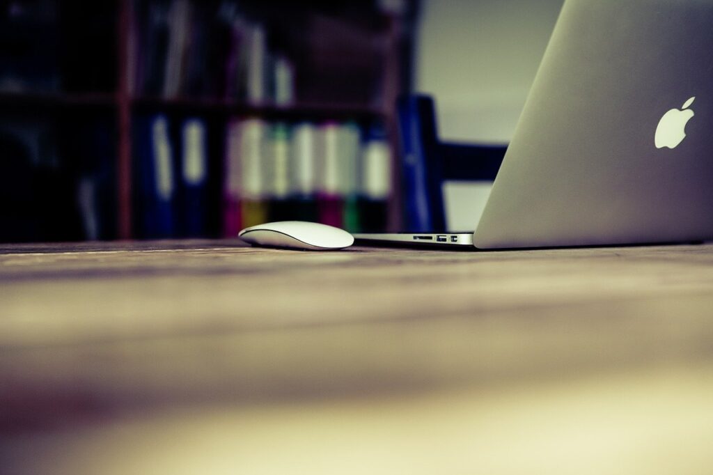Foto de un Mac y un ratón de ordenador